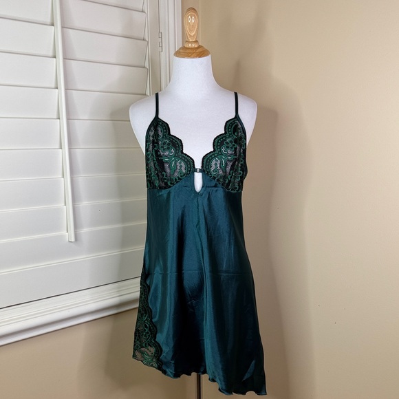 Other - 💚 Luxurious Green Lace Chemise